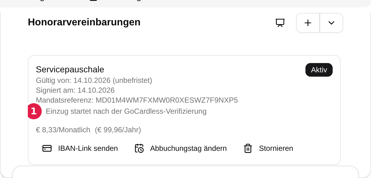 Die Karte Honorarvereinbarungen eines Kunden mit aktiver Servicepauschale und GoCardless-Mandat; mit 1 markiert der Hinweis Einzug startet nach der GoCardless-Verifizierung