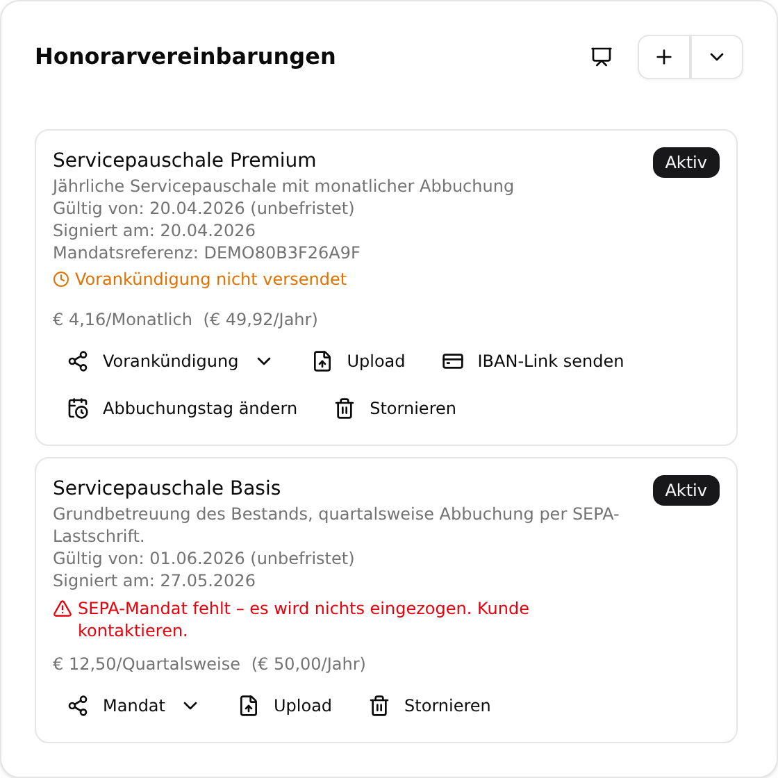 Die Karte „Honorarvereinbarungen“ auf dem Kundenblatt mit zwei aktiven Vereinbarungen, je mit Laufzeit, Unterschriftsdatum, Statusabzeichen, Betrag je Periode und den zugehörigen Schaltflächen