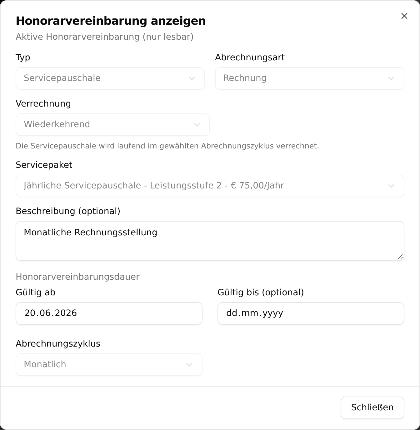 Die schreibgeschützte Ansicht „Honorarvereinbarung anzeigen“ einer aktiven Servicepauschale mit gesperrten Feldern für Typ, Abrechnungsart, Servicepaket und Abrechnungszyklus