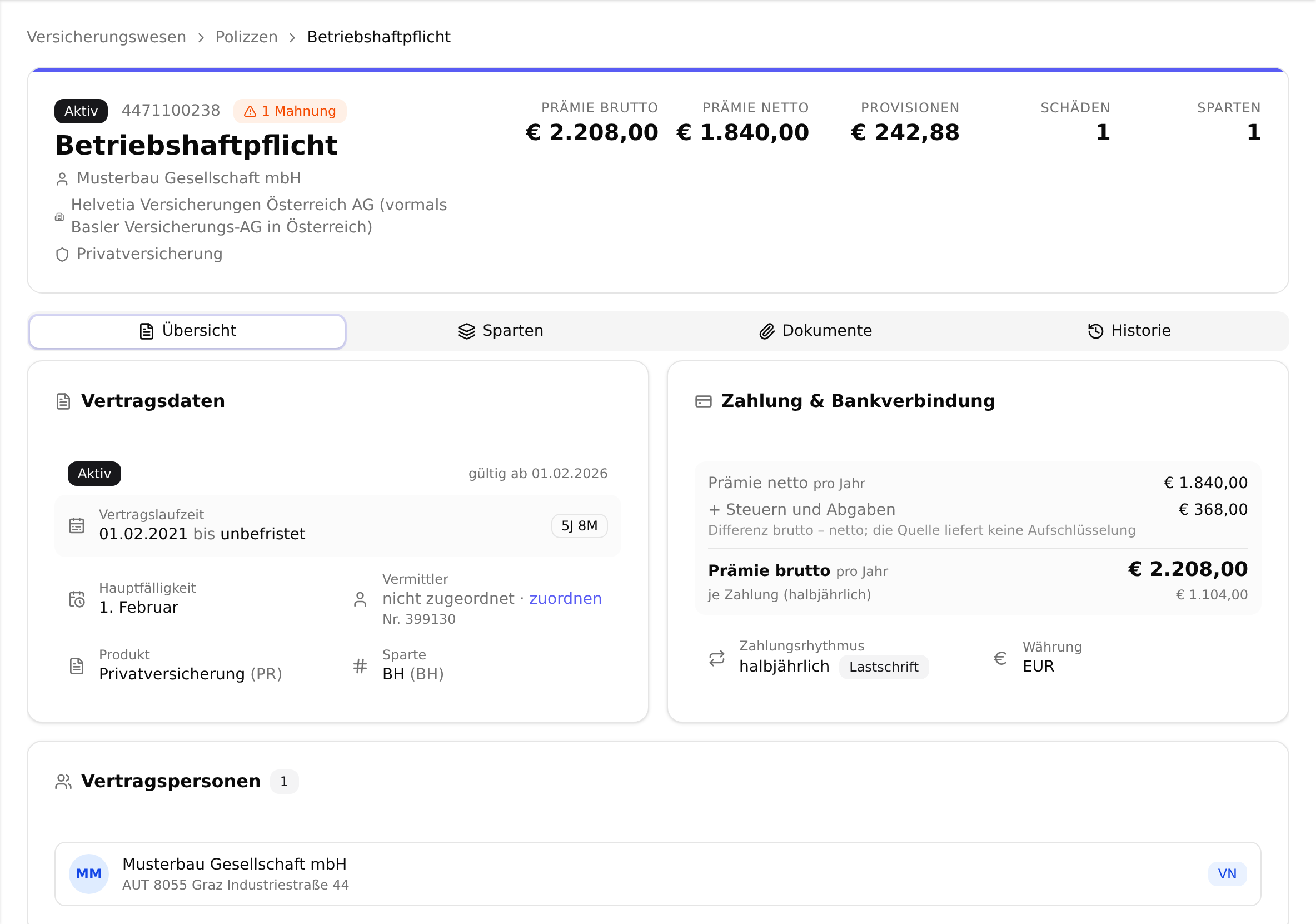 Die Detailansicht einer Polizze: Kopfbereich mit Status, Herkunft und Kennzahlen, darunter die Reiter Übersicht, Sparten, Dokumente und Historie und die Karten „Vertragsdaten“ und „Zahlung & Bankverbindung“ mit der Prämie pro Jahr