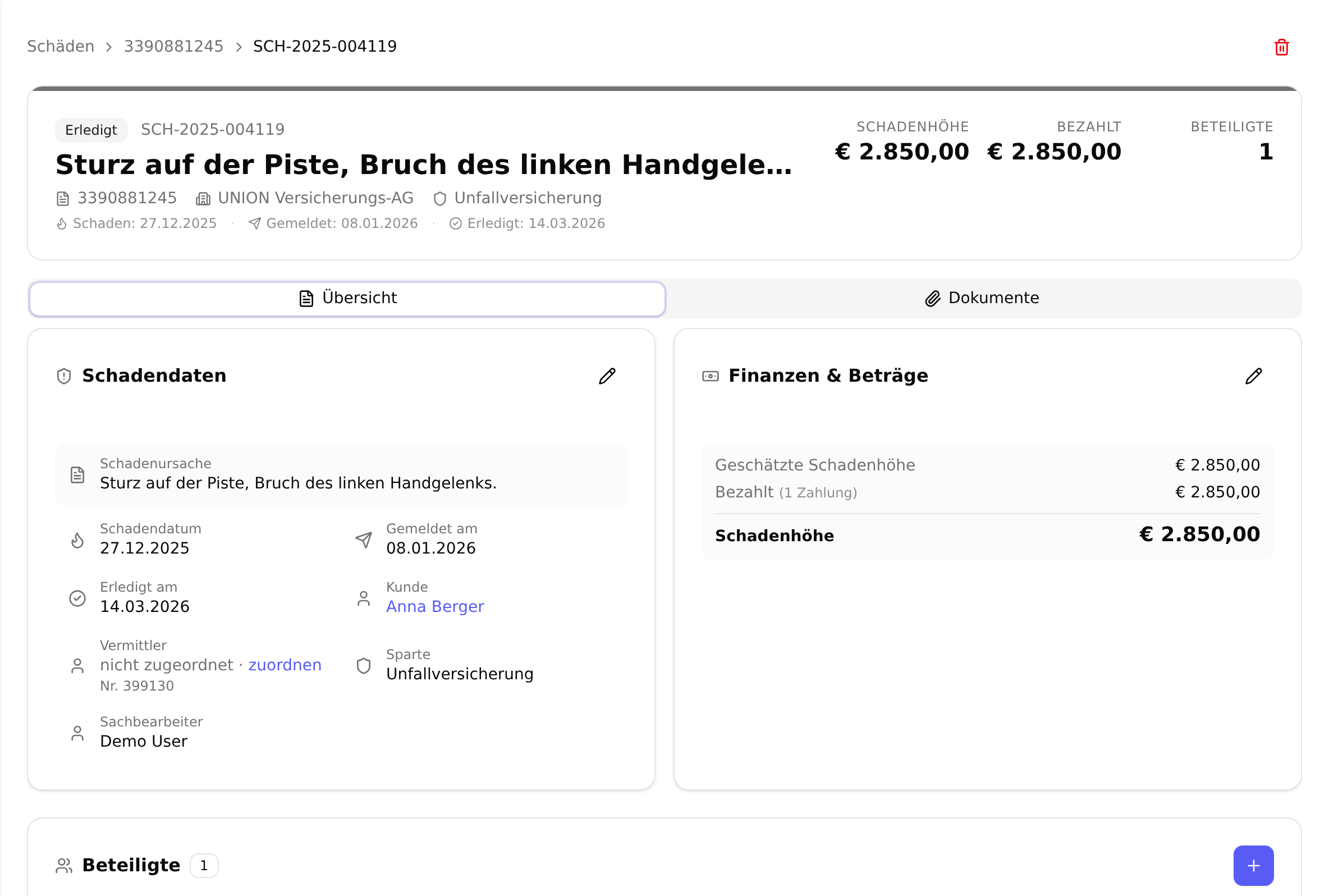 Die Detailansicht eines Schadens mit Kopfbereich, den Zahlen Schadenhöhe, Bezahlt und Beteiligte rechts und den Karten Schadendaten und Finanzen und Beträge darunter
